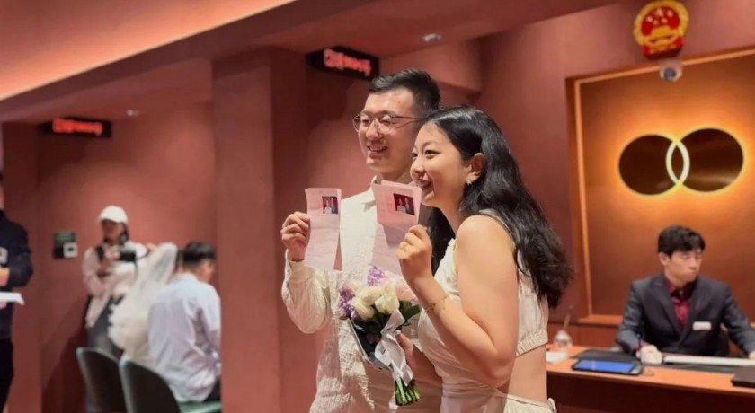 与户口簿说拜拜,与婚姻说嗨嗨:今天,462对外省户籍新人在上海“原地结婚”了