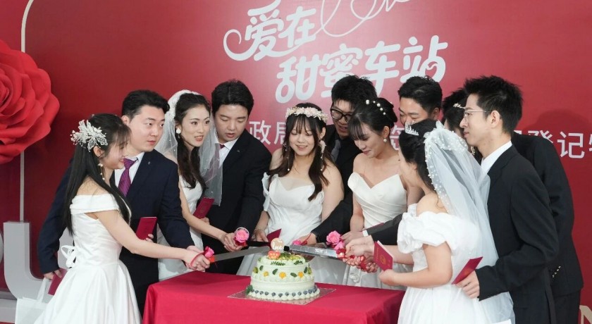 嘉定这对新人在自己建的“甜蜜车站”里领证了