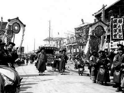 “鸣锣开道”和“八抬大轿”