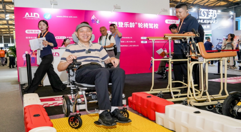 77岁老人坐轮椅“丈量”老博会：我是行走的适老标尺