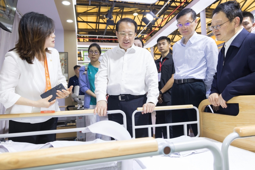 20260604以高水平科技创新赋能养老服务、增进老年福祉！龚正考察2026上海老博会2_副本.jpg