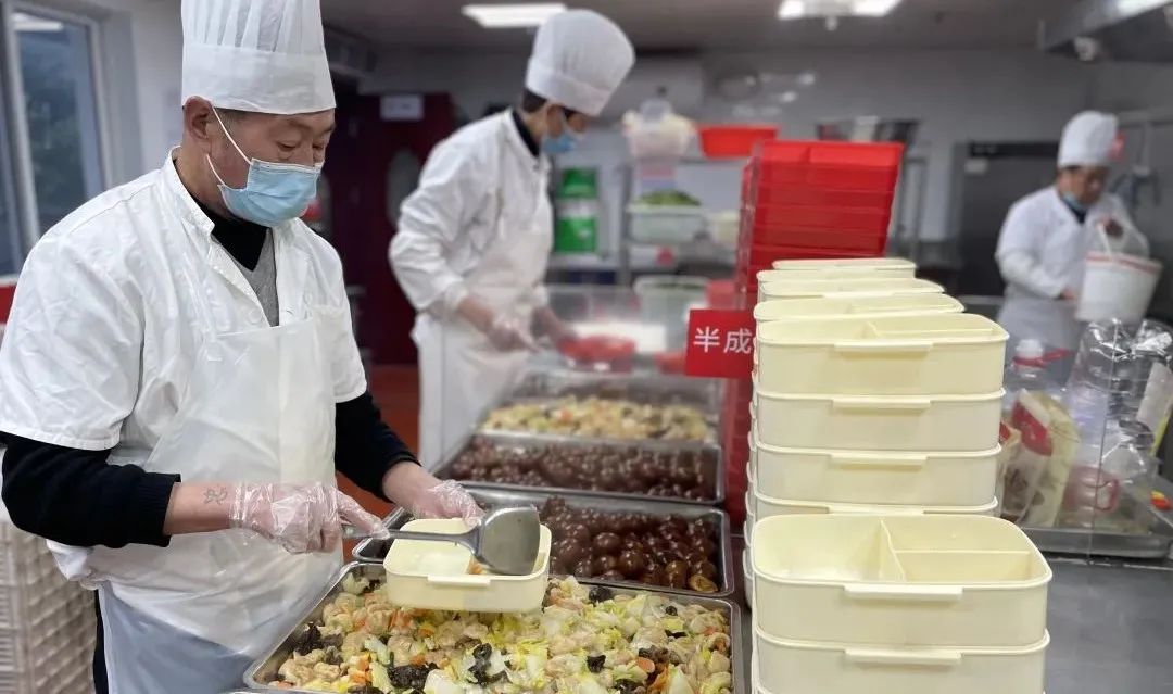 20220309花色多、味道好、价格实惠！闵行吴泾社区食堂成老人心中的“网红”.jpg