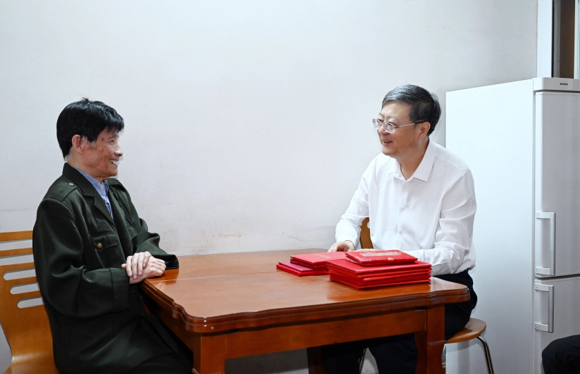 20261016让老年人安享幸福美满晚年！重阳节之际，陈吉宁朱忠明黄莉新胡文容走访慰问，了解为老服务工作2_副本.jpg