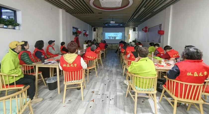 一餐热饭、一堂好课、一群老友：社区养老不止一日三餐