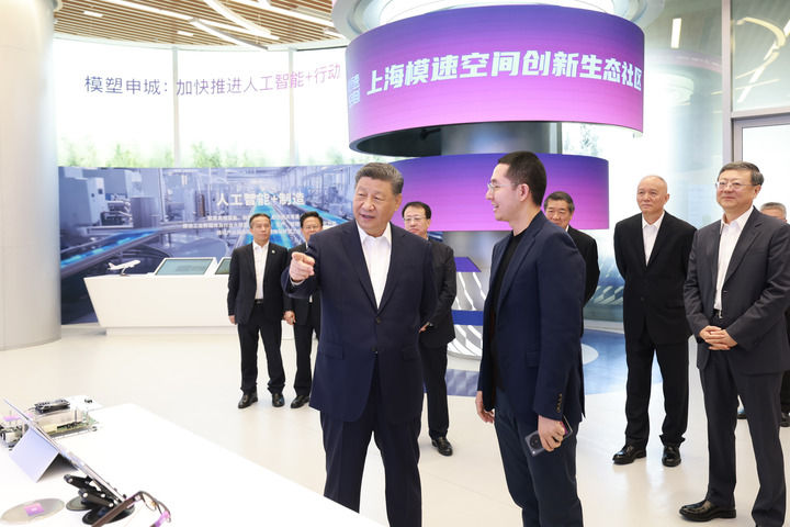 这是习近平在位于徐汇区的上海“模速空间”大模型创新生态社区，察看大模型产品展示。新华社记者 王晔 摄.jpg