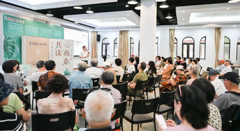 社区食堂的“阅读客厅”:银发与青春在此共沁书香