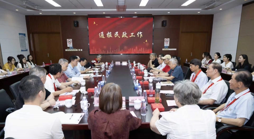 20260704市民政局党组向“光荣在党50年”的老党员颁发纪念章并通报工作2_副本.jpg