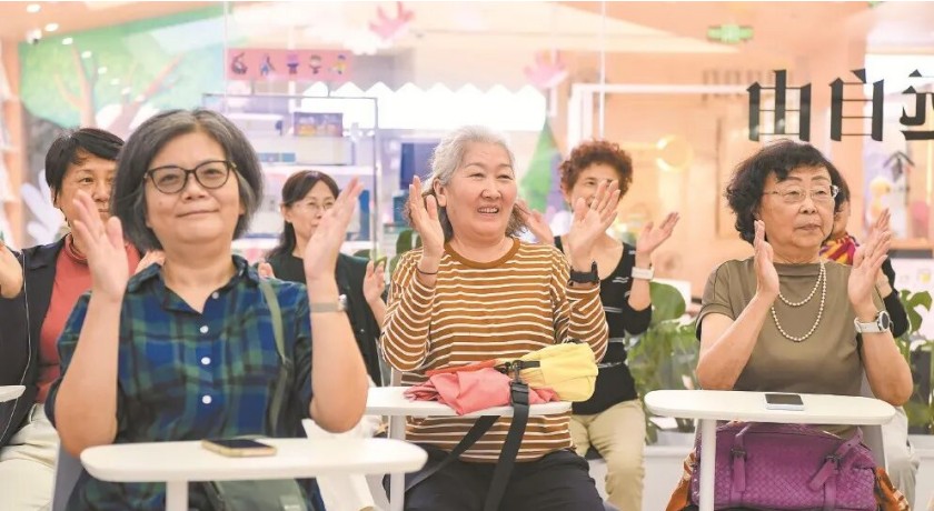 七旬阿婆“抢课”记：为什么商场成了她的新乐园？