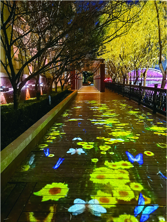 3公里长的苏州河景观灯光静安段全线亮灯,流光溢彩的各式彩灯,水雾