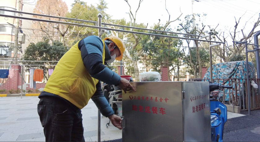 每天准时敲响老人家门,他在普陀为老送餐不停歇