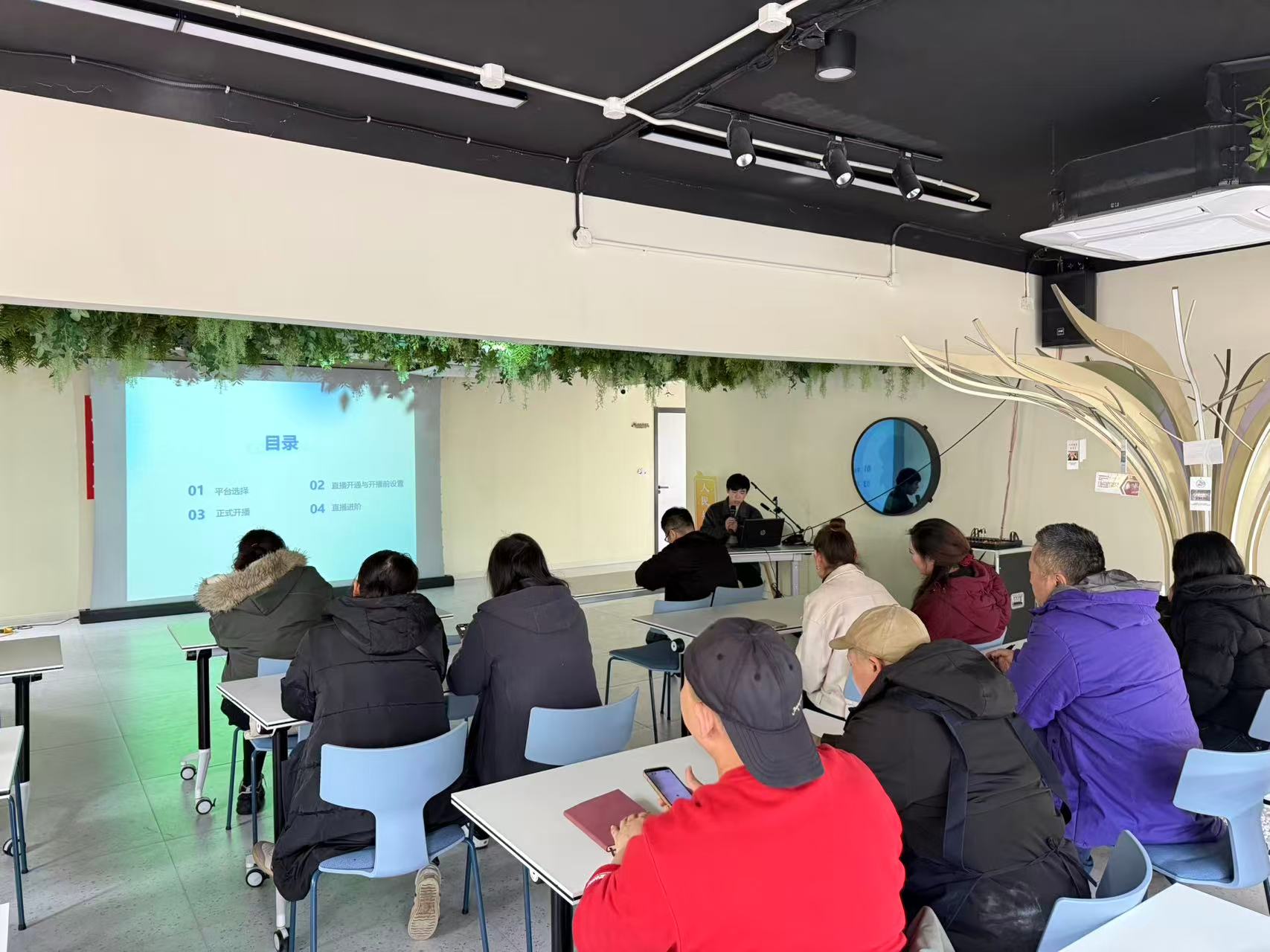 【文明实践】“直播技能进街区，公益赋能助经营”