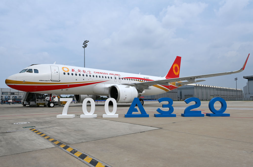 这是2024年7月8日拍摄的交付给成都航空的飞机。当日，位于天津的空中客车A320系列飞机亚洲总装线交付第700架A320系列飞机。新华社记者 李然 摄.jpg