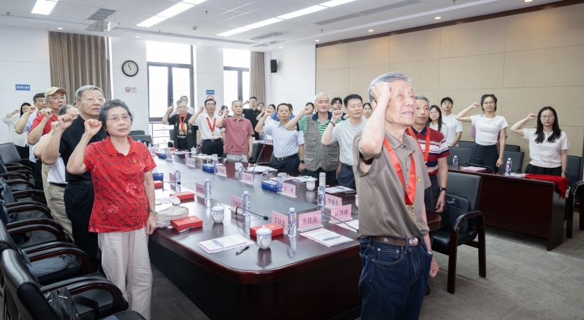 20260704市民政局党组向“光荣在党50年”的老党员颁发纪念章并通报工作3_副本.jpg